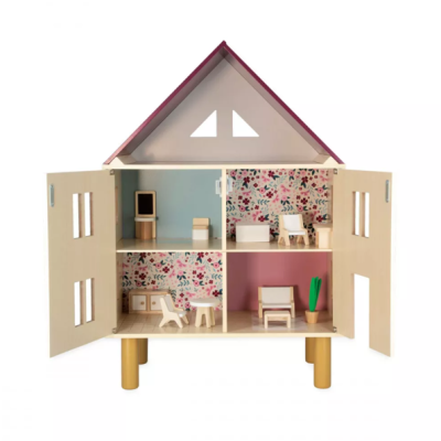 Casa de bonecas de madeira com decoração floral e mobília pequena