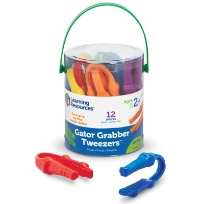 Conjunto de pinças coloridas num balde transparente com alça verde