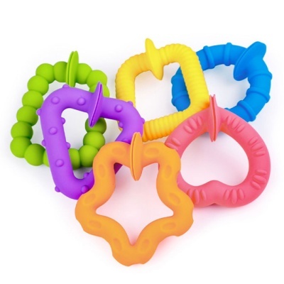 Cinco brinquedos masticáveis coloridos em silicone para bebés