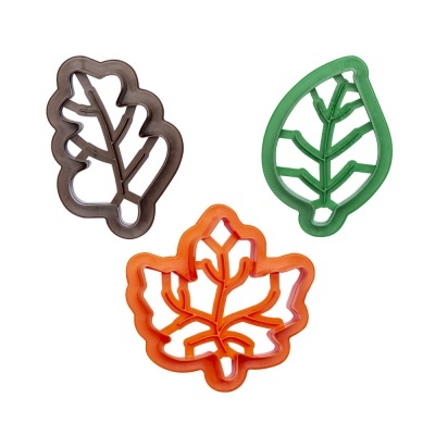 Moldes de plástico para cortar massa em forma de folhas nas cores castanha, verde e laranja