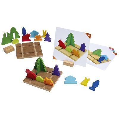 Brinquedo educativo de peças de madeira coloridas e base de cortiça com cartas ilustrativas