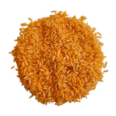 Círculo de grãos alaranjados semelhantes a arroz em fundo branco