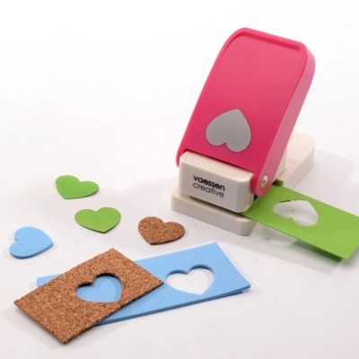 Furador de papel rosa para corações com recortes em cartolina, cortiça e papel