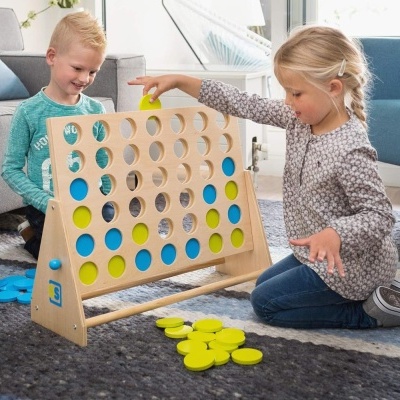 Duas crianças jogando jogo de tabuleiro de madeira em sala