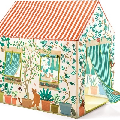 Tenda infantil em tecido com estampa de folhas, gatos e vasos, e cortinas às riscas verdes e brancas