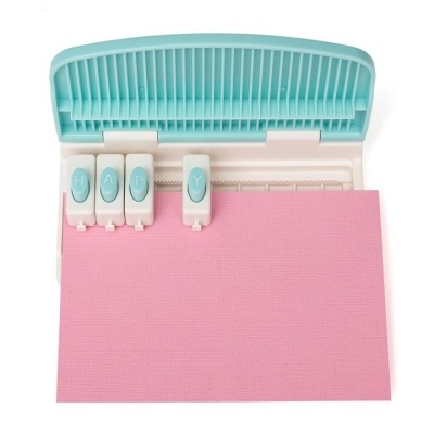 Máquina de carimbo com botões azuis e cartão rosa