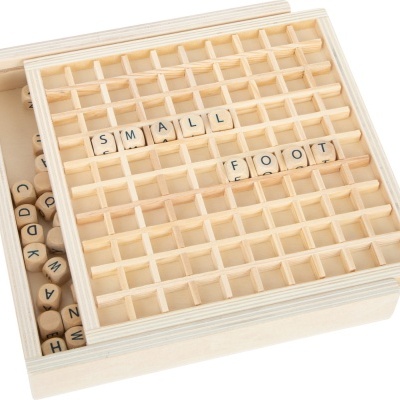 Tabuleiro de madeira para jogo de letras com peças de madeira em forma de cubo