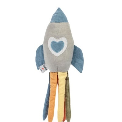 Brinquedo em tecido azul e cinzento em forma de foguetão com coração bordado e tiras coloridas penduradas