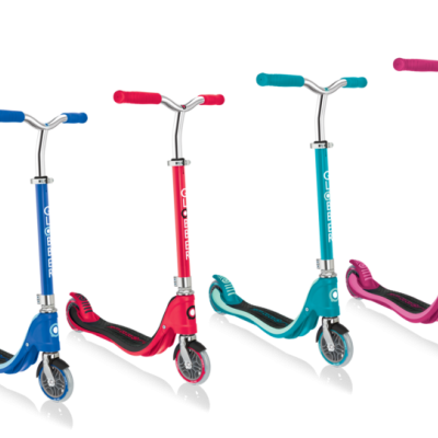 Trotinetes infantis Globber em azul, vermelho, azul claro e rosa com três rodas