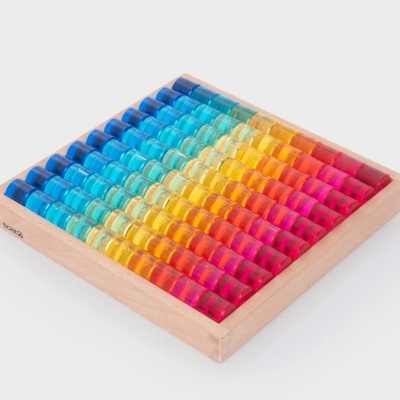 Ábaco colorido com contas translúcidas e estrutura de madeira clara