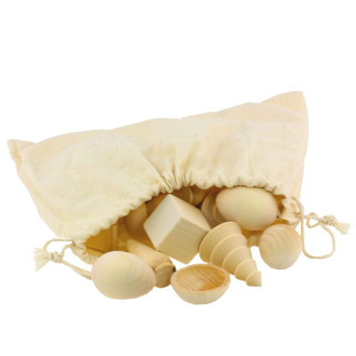 Peças de madeira naturais dentro de saco de tecido bege com fecho de cordão