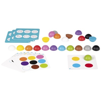 Jogo educativo com meias-esferas coloridas e cartas com padrões coloridos