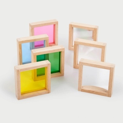 Oito pequenos quadros com molduras de madeira e painéis em várias cores