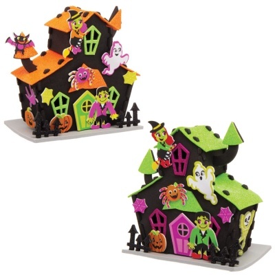 Casas assombradas decorativas para Halloween com figuras coloridas de monstros e abóboras