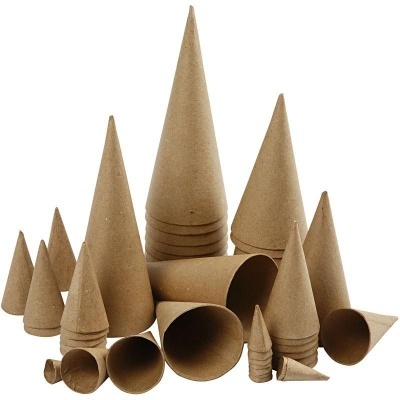 Conjunto de cones de papel castanho de vários tamanhos