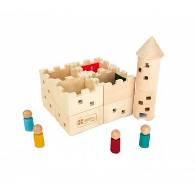 Castelo de brinquedo em madeira clara com figuras coloridas