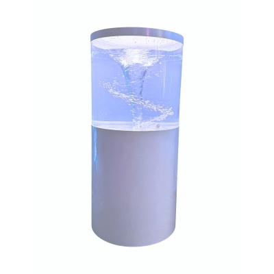 Cilindro transparente com base cinza e água em movimento com um redemoinho