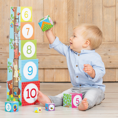 Criança pequena a brincar com blocos coloridos numerados e com desenhos de animais