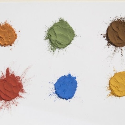 Seis montes de pigmentos em pó coloridos em fundo branco