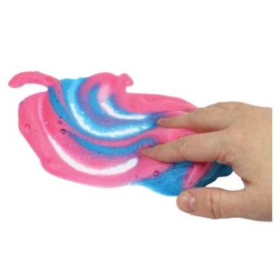 Massa de modelar slime azul, branca e rosa sendo manipulada por uma mão