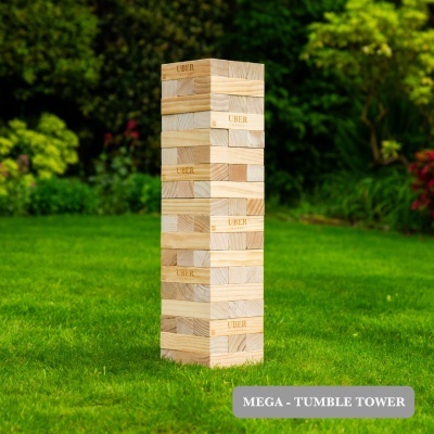 Torre de blocos de madeira naturais empilhados em relvado verde com texto UBER gravado