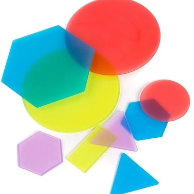 Formas geométricas de plástico transparente coloridas sobre fundo branco