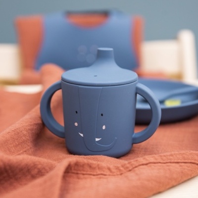 Copo de treino azul com duas pegas e desenho facial