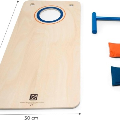 Tabuleiro de madeira clara com alvo circular e buraco, duas almofadas e estrutura azul para jogo