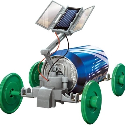 Miniatura de carro feito com lata e painel solar