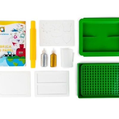 kit para fabrico de papel com caneta amarela, frascos dourado e prateado, recipientes verdes e papel com instruções