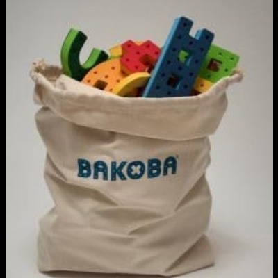 Saco de pano com peças de construção em madeira coloridas