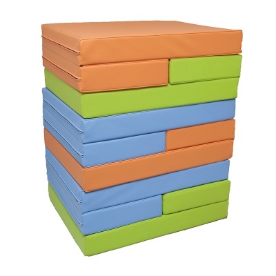 Cubos empilhados com almofadas coloridas em laranja, azul e verde