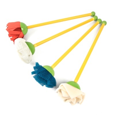 Conjunto de quatro esfregonas coloridas com cabos amarelos e bases verdes