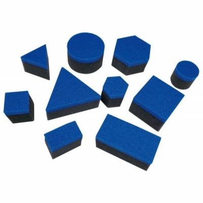 Conjunto de esponjas azuis e pretas em várias formas geométricas
