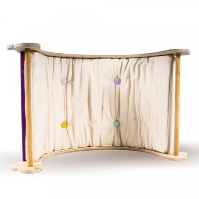 Estrutura curva em madeira clara com tecido almofadado bege e botões coloridos