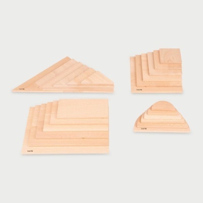 Conjunto de tábuas de madeira clara com diferentes formas geométricas empilhadas por tamanho