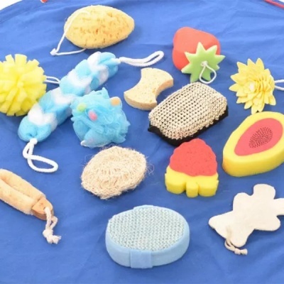 Acessórios de banho coloridos sobre fundo azul