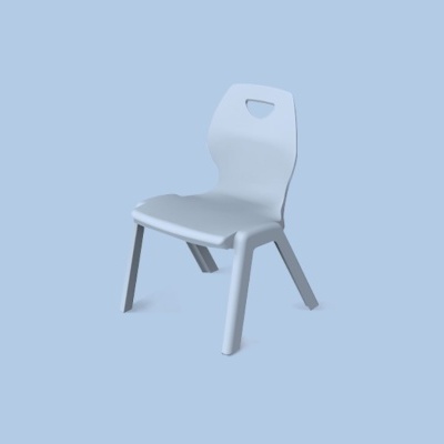 Cadeira pequena de plástico branco com pernas reforçadas sobre fundo azul claro