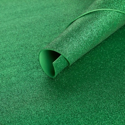 Folha verde brilhante com glitter, parcialmente enrolada