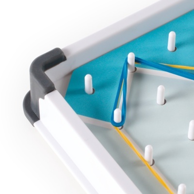 Jogo com moldura branca, pinos brancos e elásticos coloridos em fundo azul