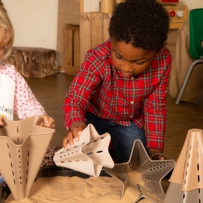 brinquedos de areia em forma de cone e estrela em cores bege, branco e cinza