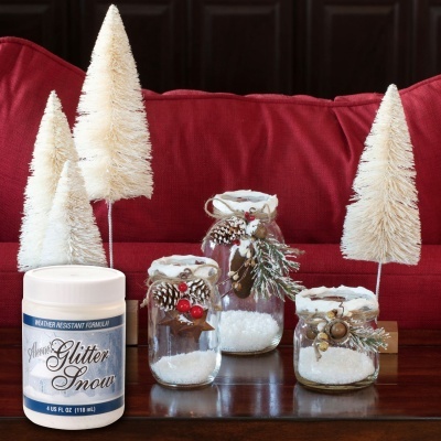 Decoração natalícia com frascos de vidro decorados, árvores artificiais brancas e frasco de Glitter Snow