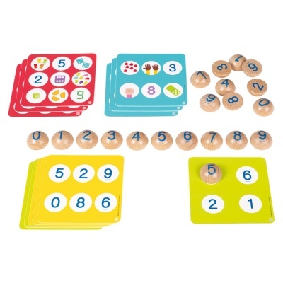 Jogo educativo com cartas coloridas e peças de madeira numeradas