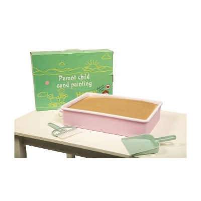 Kit de pintura com areia para pais e filhos com recipiente rosa, caixa verde e utensílios verdes sobre mesa branca