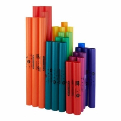 Tubos coloridos de plástico com texto impresso organizados por altura