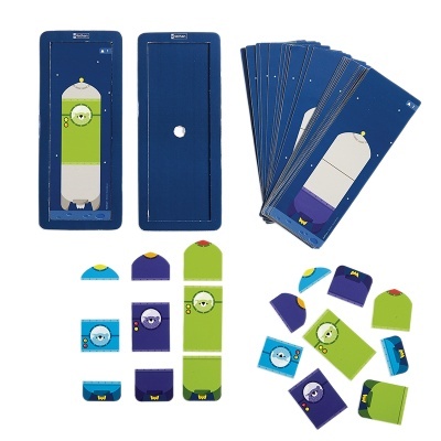 Jogo de cartas e peças coloridas com personagens de desenho animado e imagens de foguetes