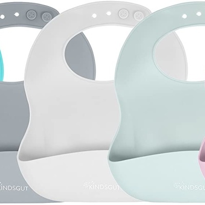 Cinco babetes de silicone coloridos com bolso baixo