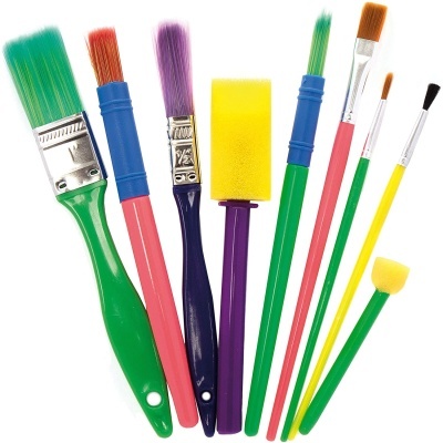 Conjunto de pincéis de pintura multicoloridos com diferentes formatos e esponjas.