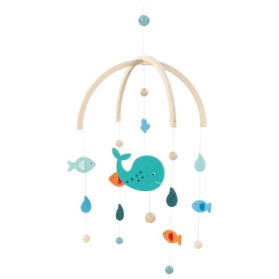 Móbile de bebé com baleia e peixes em feltro pendurados numa estrutura de madeira clara