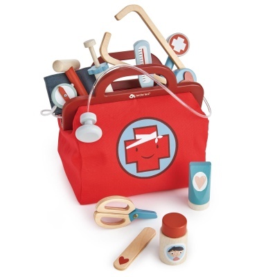 Bolsa vermelha de brinquedo com instrumentos médicos de madeira coloridos